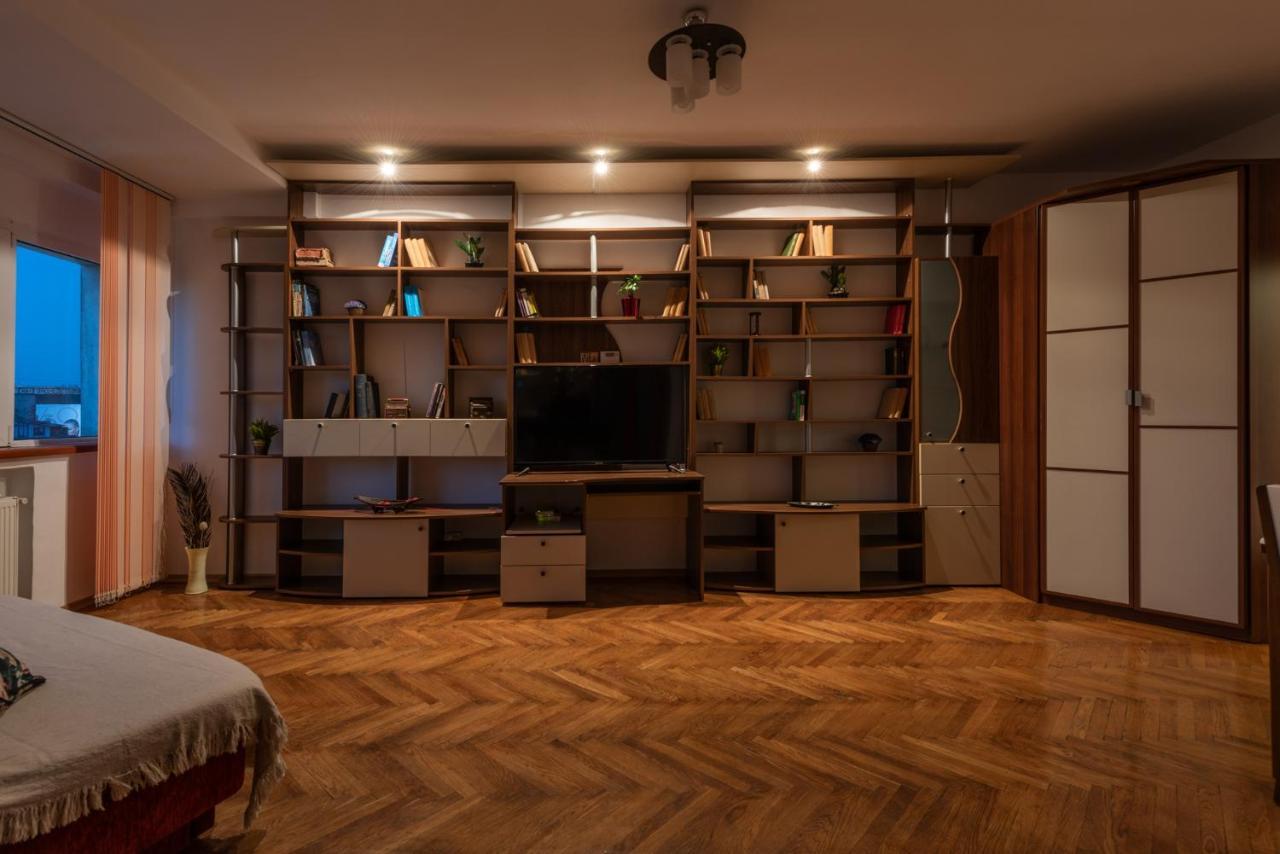 Old Town Library Apartament